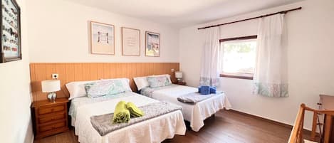 3 quartos, ferros/tábuas de passar roupa, Wi-Fi, roupa de cama