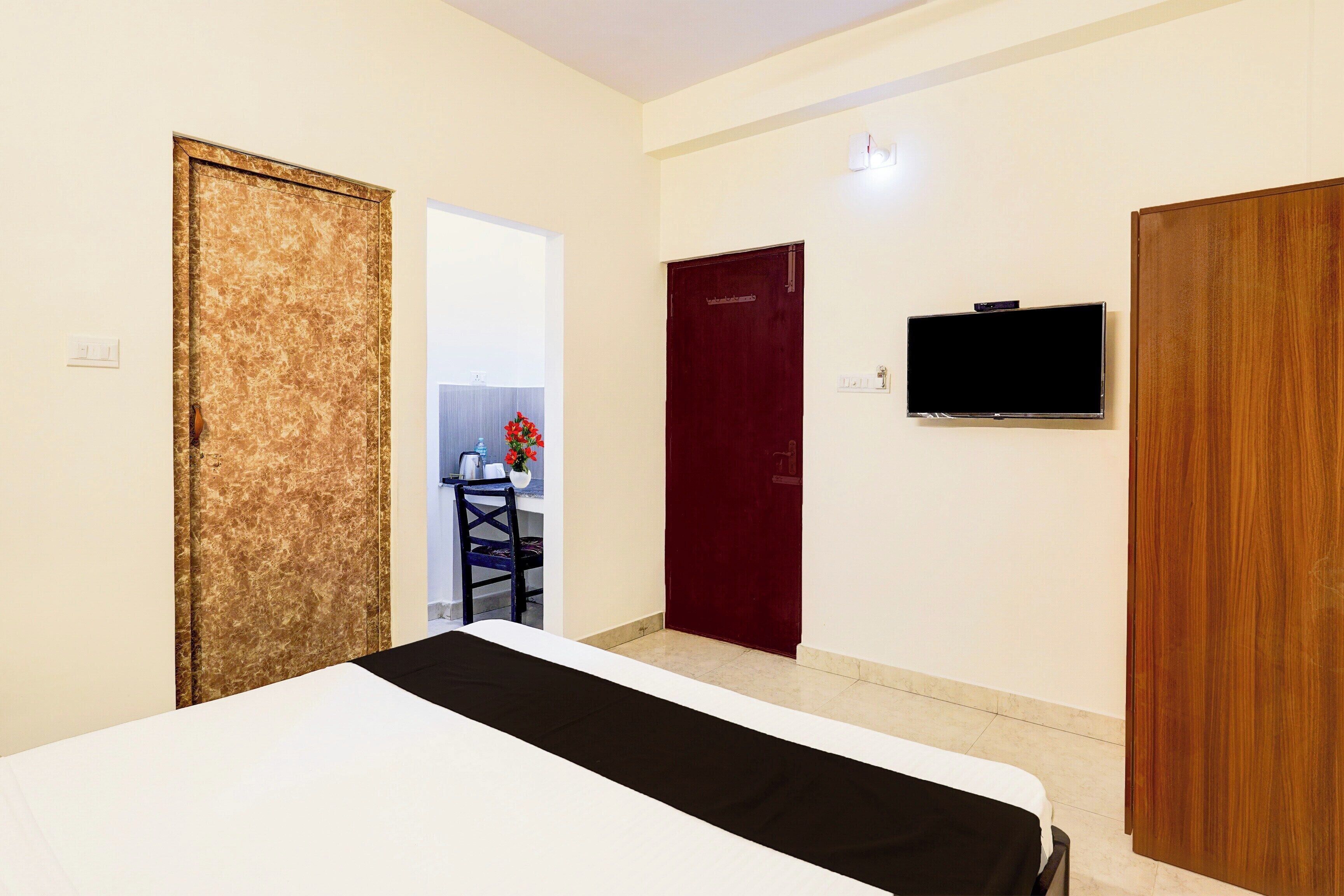 Desk, free WiFi, bed sheets