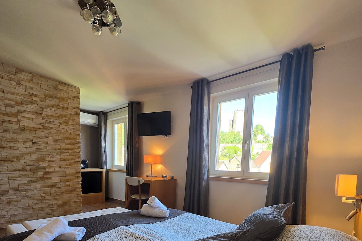 Comfort Double Room | Minibar, in-room safe, desk, laptop workspace