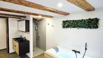 Habitación doble superior, vista a la ciudad | Baño | Secadora de cabello, toallas, shampoo, papel de baño