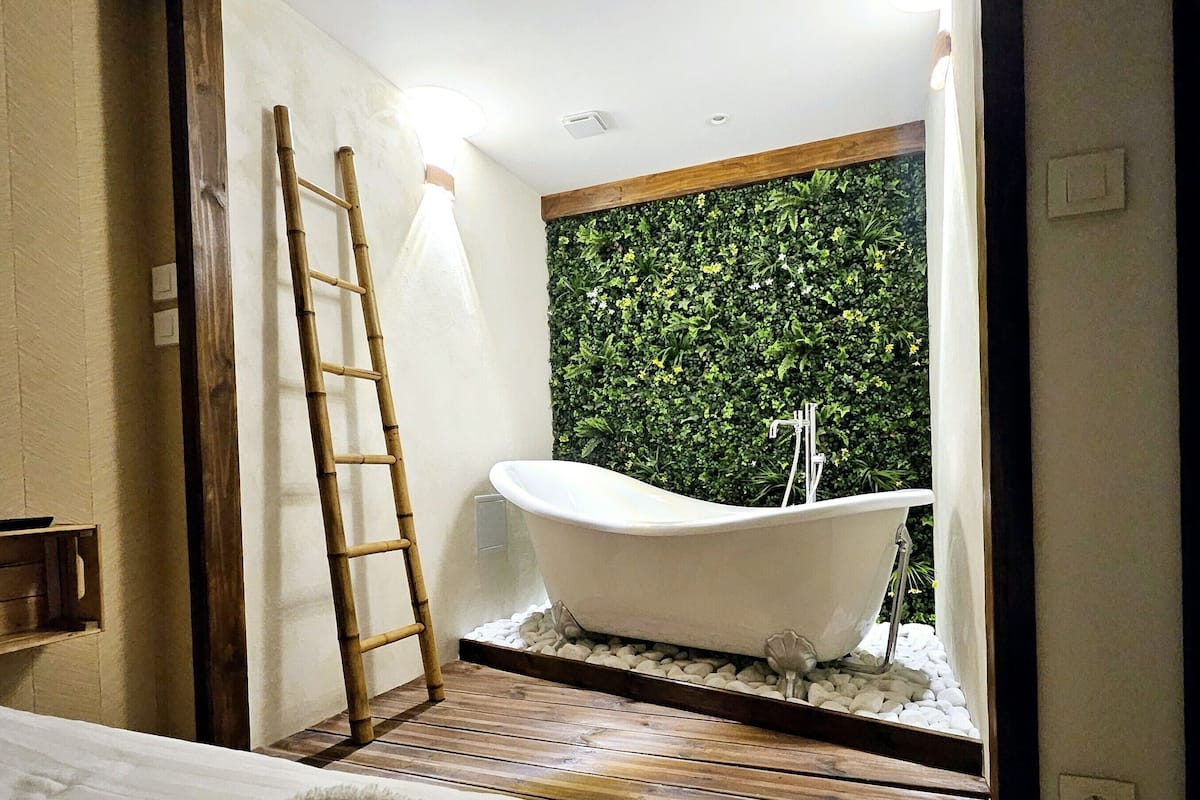 Luxury Double Room | Bathroom | Hair dryer, towels, shampoo, toilet paper