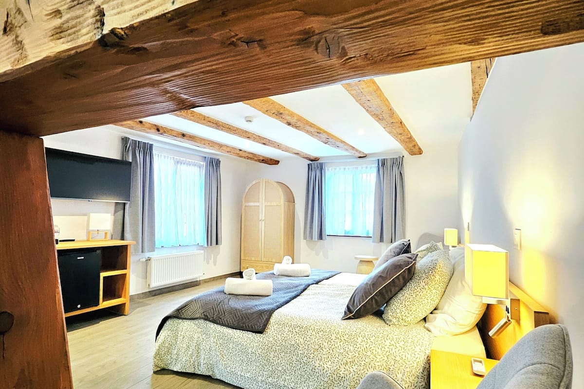 Chambre supérieure double, vue sur la ville | Minibar, coffre-fort pour ordinateur portable, bureau