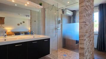 Chambre Double Confort | Salle de bain | Sèche-cheveux, serviettes fournies, shampoing, papier toilette