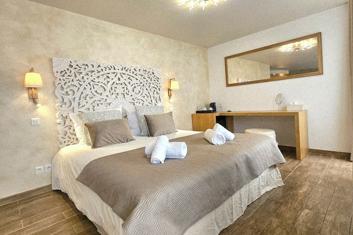 Chambre romantique double, vue sur le vignoble | Minibar, coffre-fort pour ordinateur portable, bureau