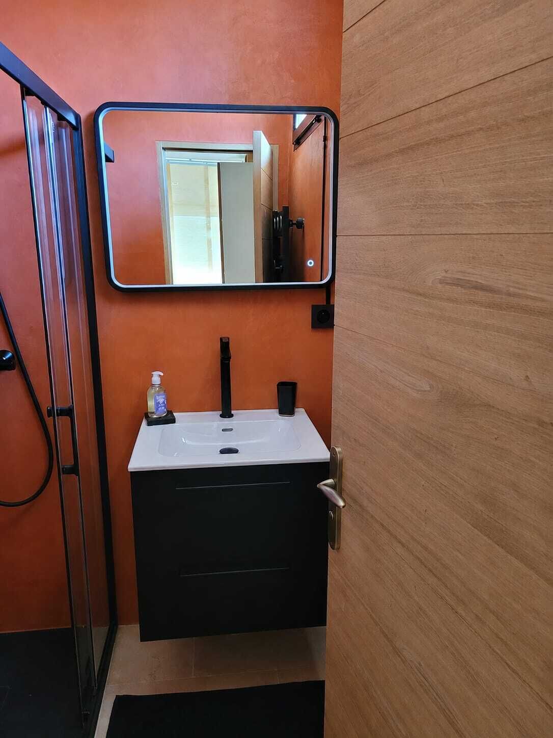 Dusche, Haartrockner, Handtücher, Toilettenpapier