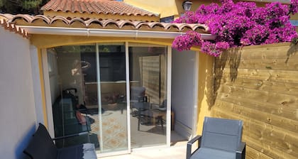 Les Roches Rouges - Private Garden Suite with AC, Patio and private parking