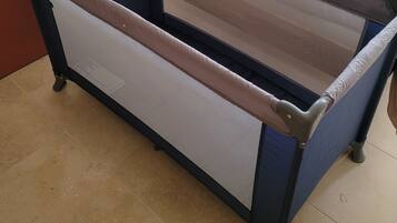 1 chambre, lit parapluie, Wi-Fi gratuit, draps fournis