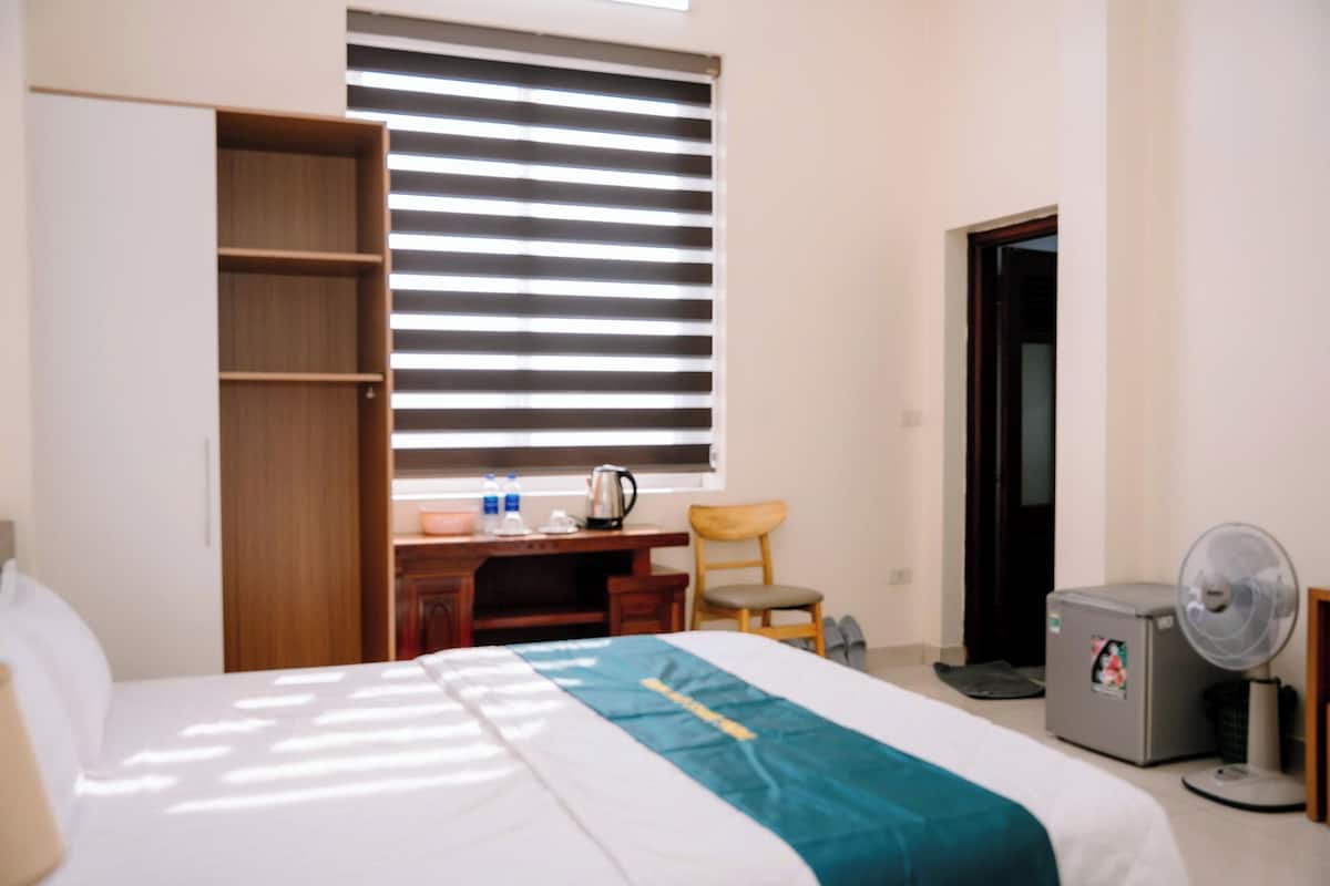 Habitación estándar, vista a la ciudad | Escritorio, espacio para trabajar con laptop y insonorización