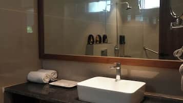 Deluxe-Doppelzimmer | Badezimmer | Dusche, kostenlose Toilettenartikel, Handtücher