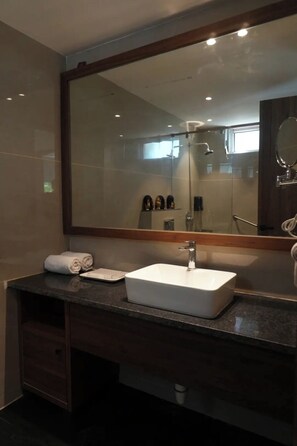 Deluxe-Doppelzimmer | Badezimmer | Dusche, kostenlose Toilettenartikel, Handtücher