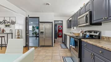 Cafetera/tetera, refrigerador, microondas, horno