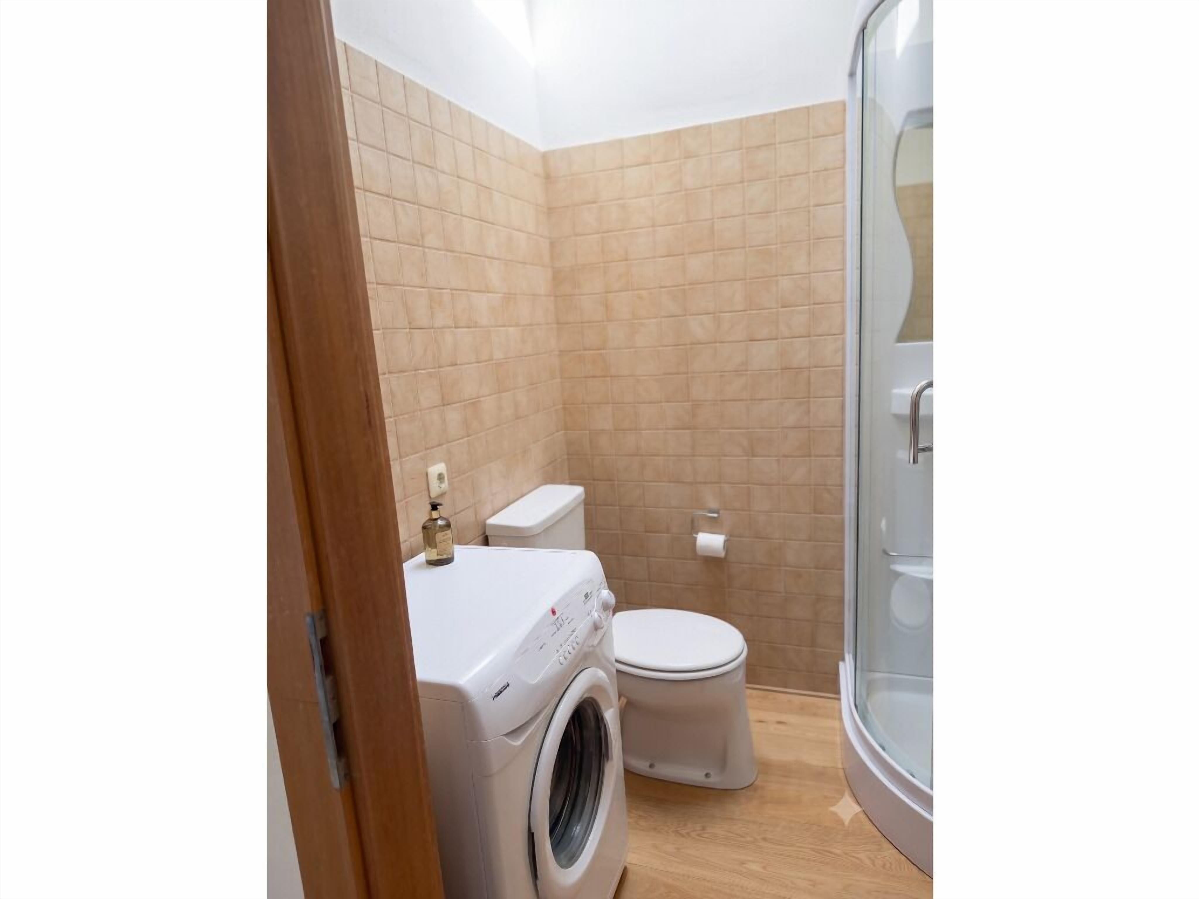 Een douche, een bidet, toiletpapier