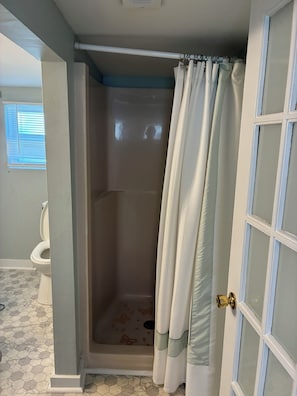Douche, séchoir à cheveux, serviettes fournies, savon