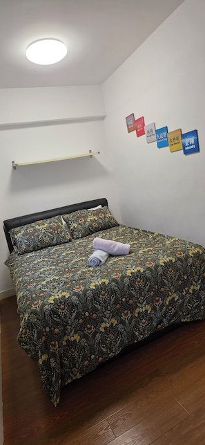 Iron/ironing board, WiFi, bed sheets - 1-bedroom apartment in perfect Hong Kong Island with AC (Hong Kong Island)