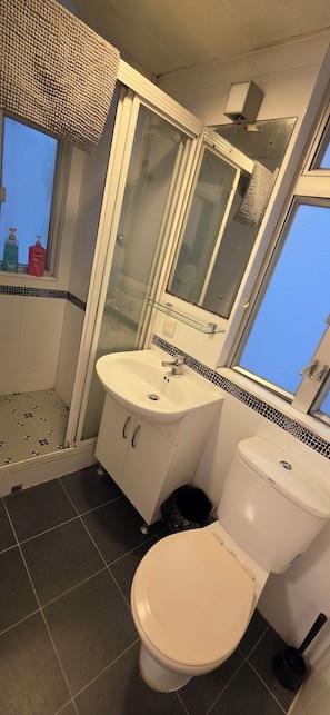 Shower, hair dryer, towels, soap - 1-bedroom apartment in perfect Hong Kong Island with AC (Hong Kong Island)