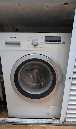 Laundry - 1-bedroom apartment in perfect Hong Kong Island with AC (Hong Kong Island)