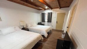 Room - Indian Lodge Cabin #4 (Wagoner)