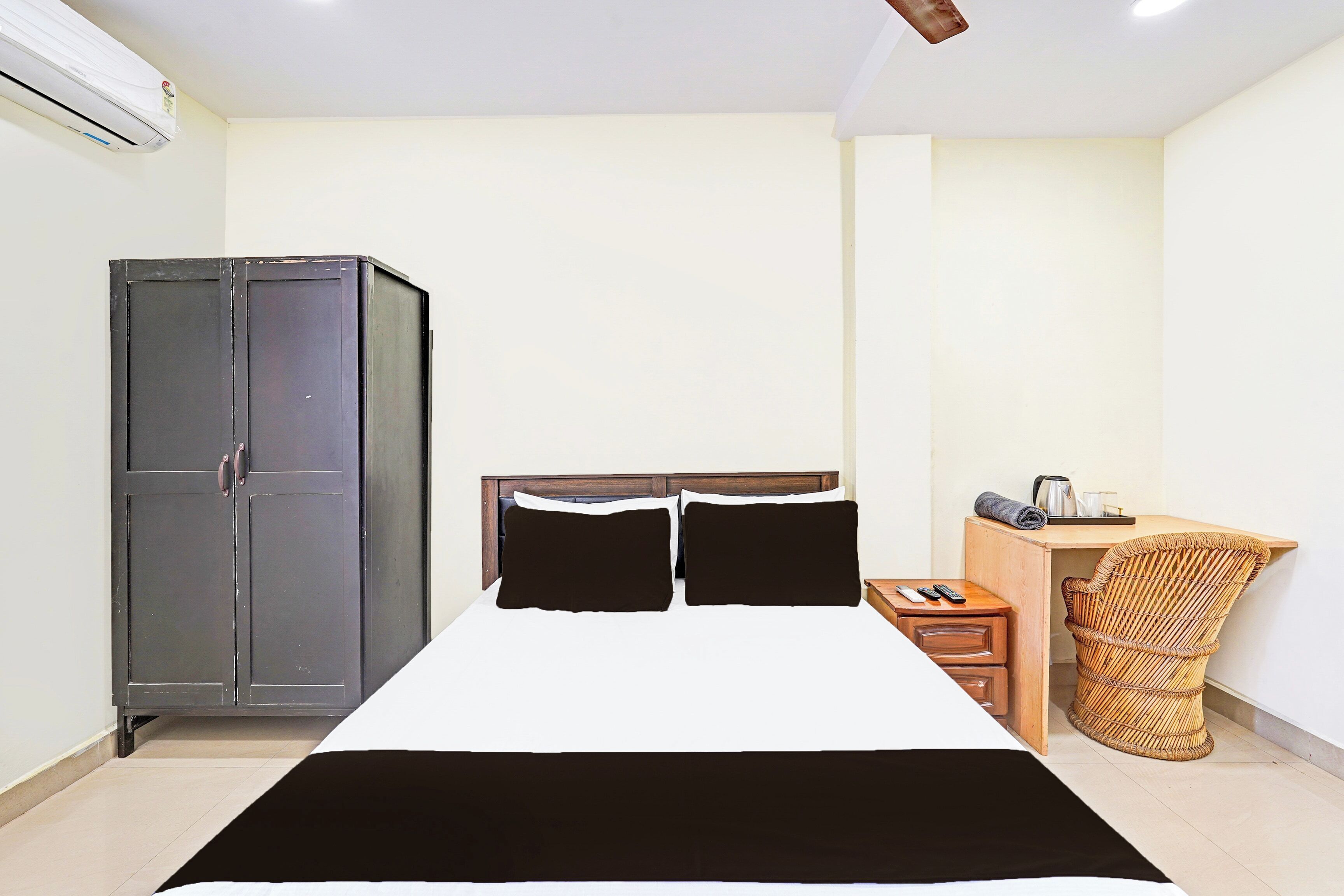 Classic Room | Desk, WiFi (free), bed sheets