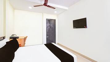 Classic Room | Desk, WiFi (free), bed sheets