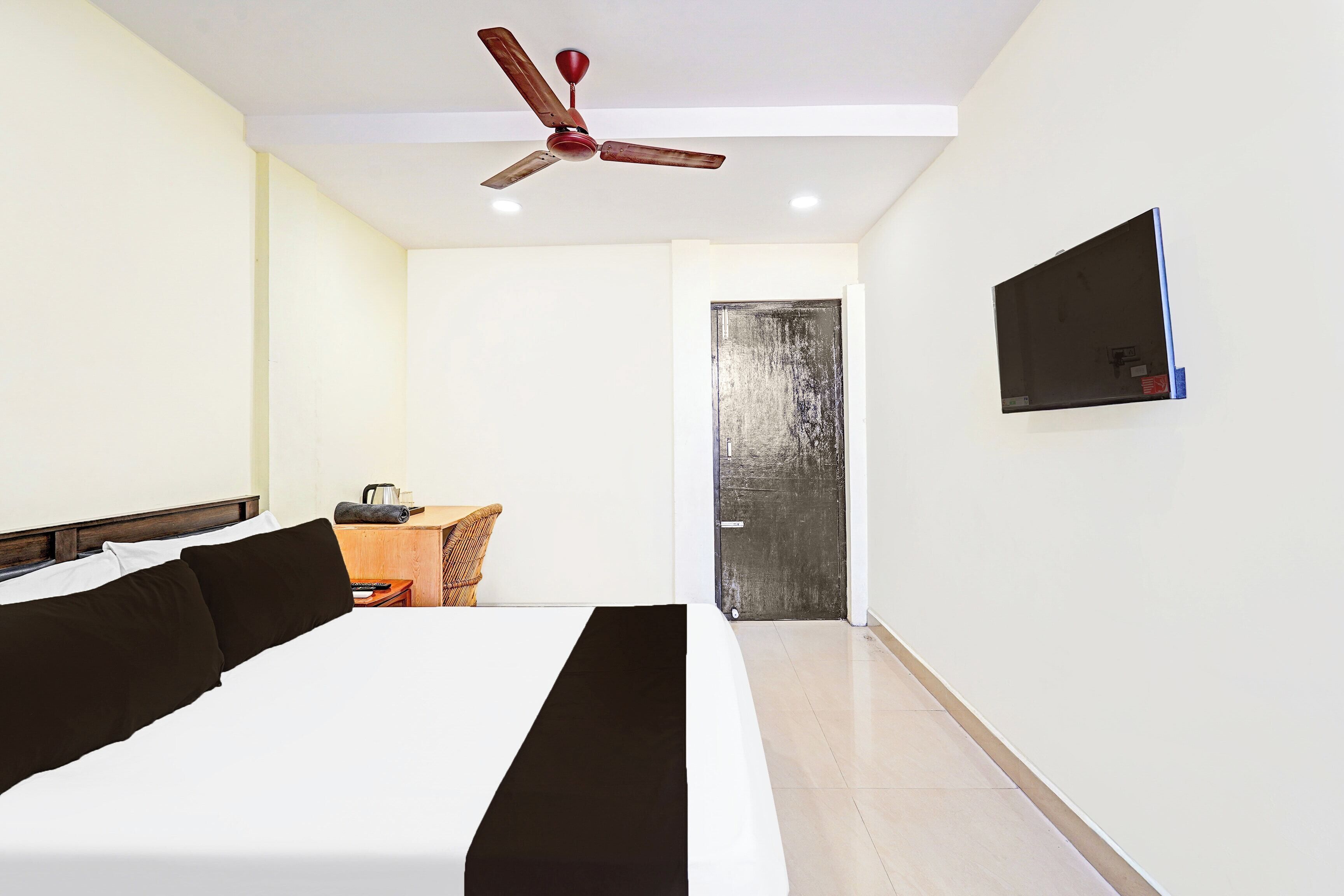 Escritorio, wifi gratis y ropa de cama 