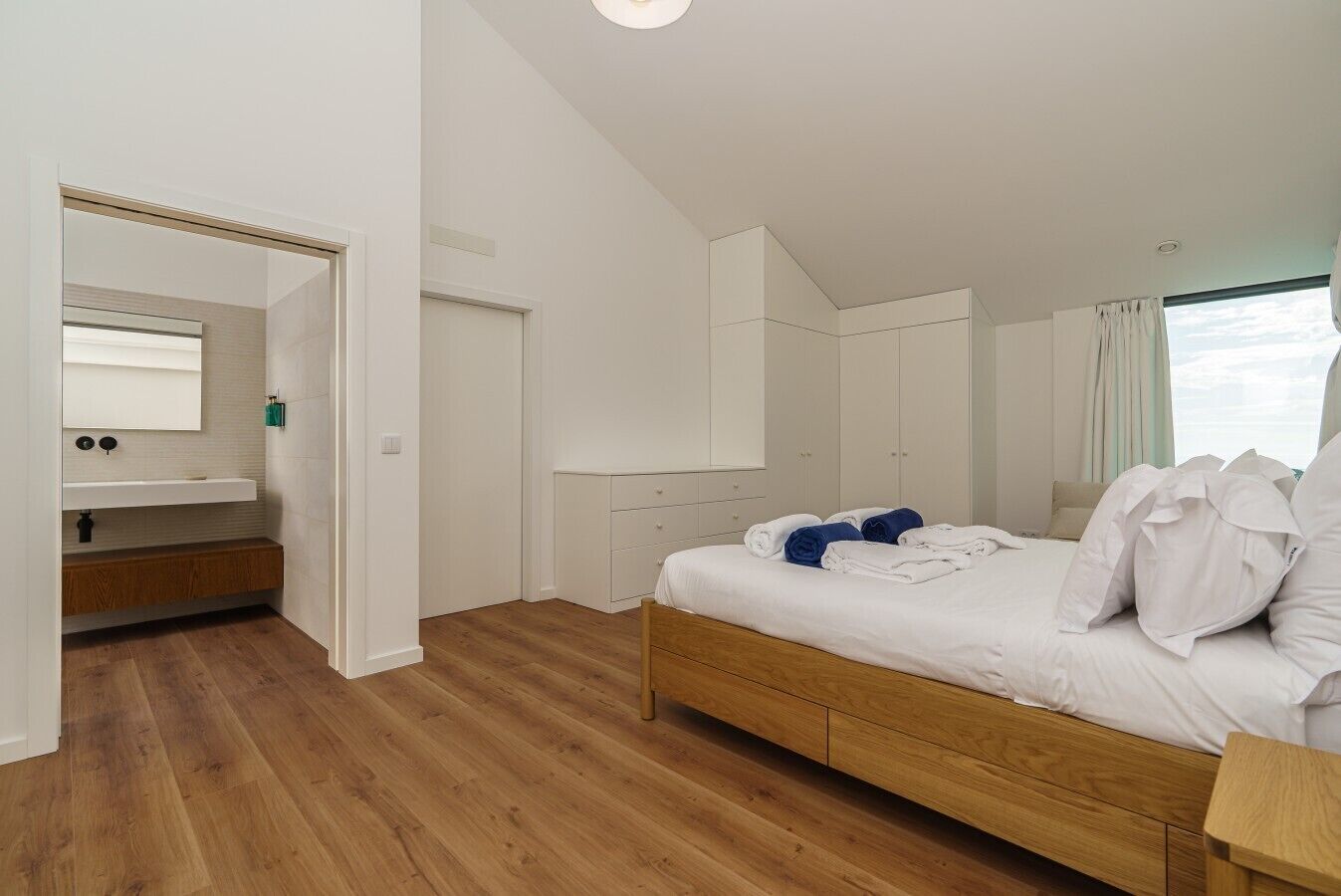 2 bedrooms, iron/ironing board, travel cot, free WiFi