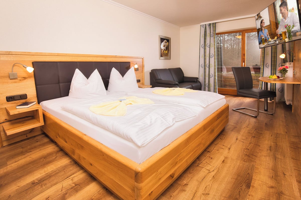 Deluxe Double Room, Lakeside | In-room safe, desk, cribs (free), WiFi (free)