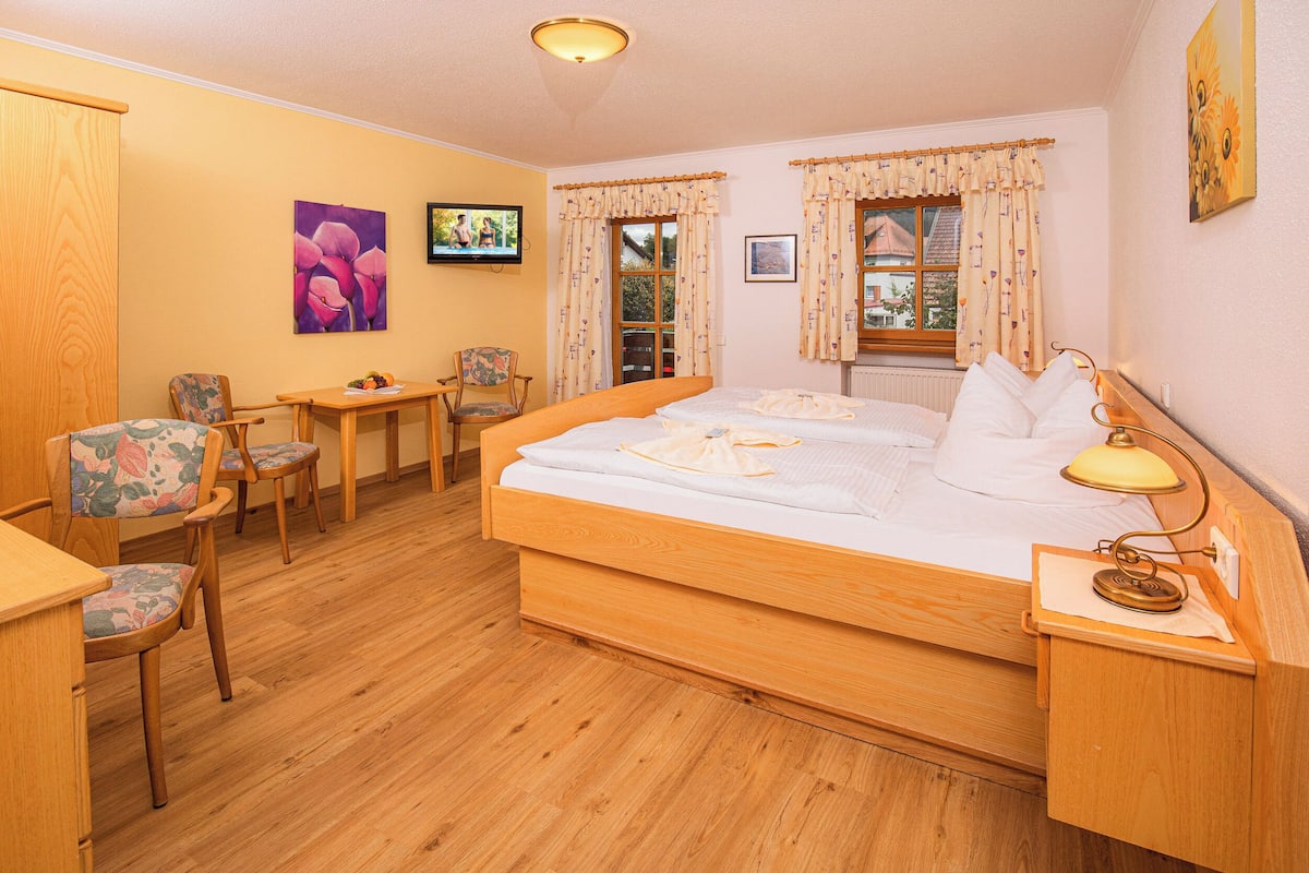 Double Room, Roll-in Shower | In-room safe, desk, cribs (free), WiFi (free)