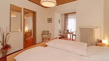 Traditional Double Room | In-room safe, desk, cribs (free), WiFi (free)