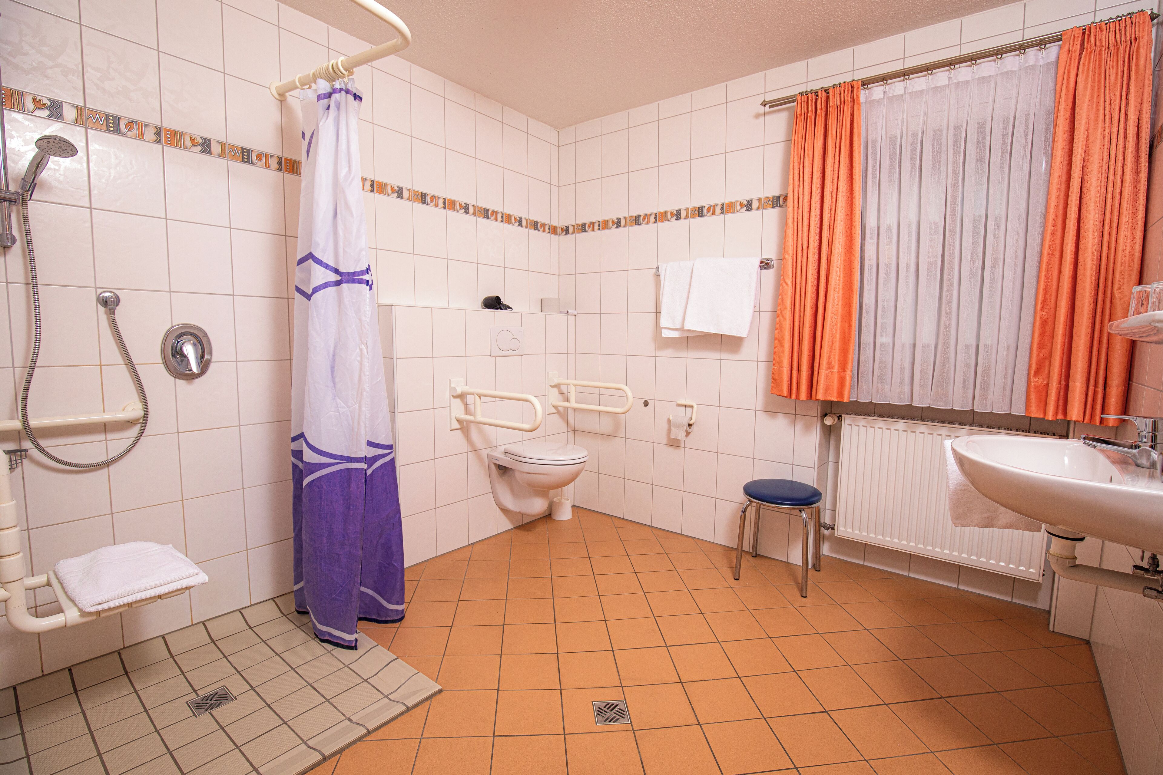 Kamar Double, shower kursi roda | Kamar mandi | Pengering rambut, jubah mandi, handuk, dan sabun