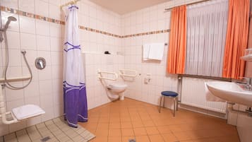 Kamar Double, shower kursi roda | Kamar mandi | Pengering rambut, jubah mandi, handuk, dan sabun