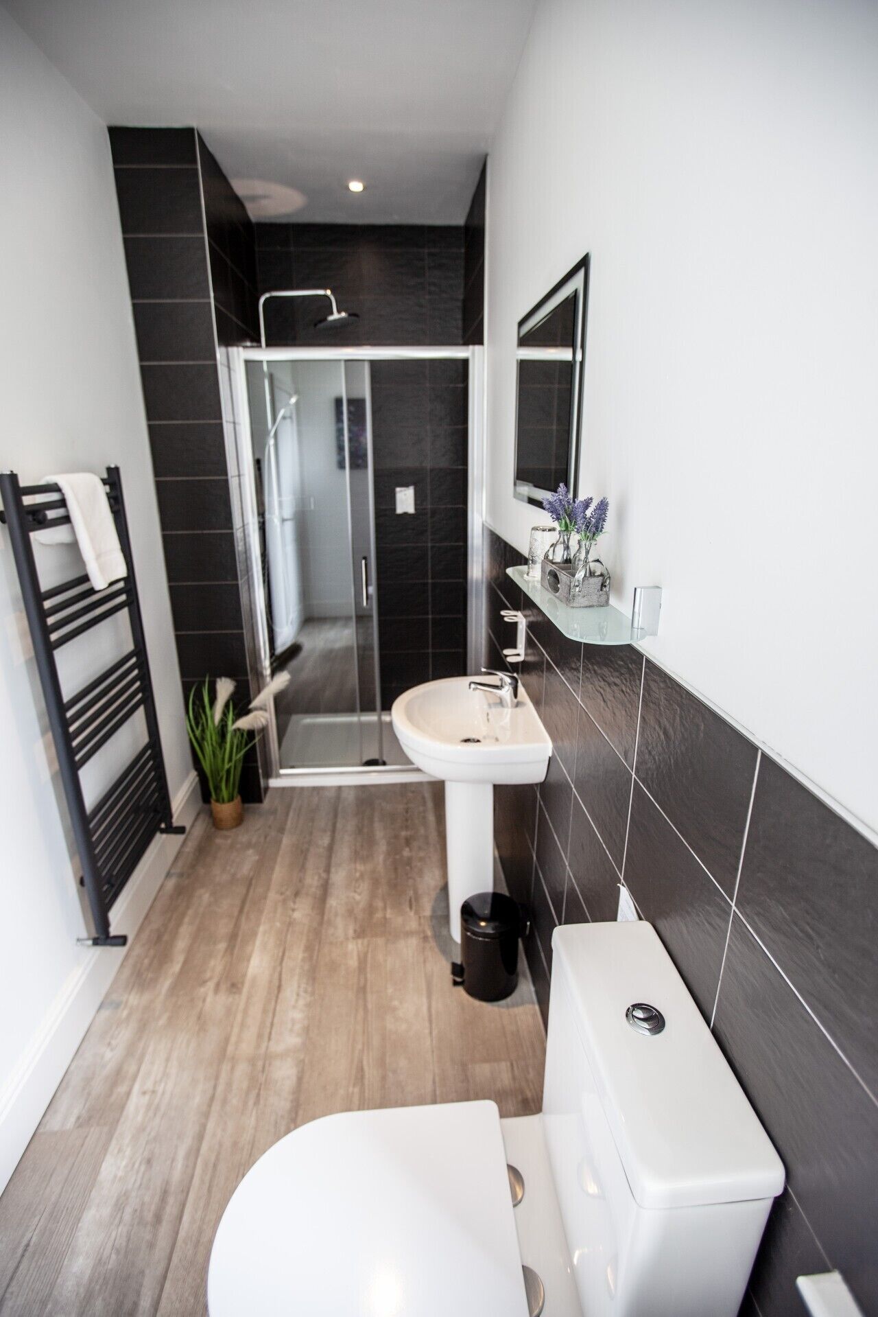 Une salle de bain moderne équipée d’une douche, de toilettes et d’un lavabo.
