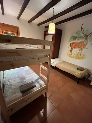 5 bedrooms, WiFi, bed sheets