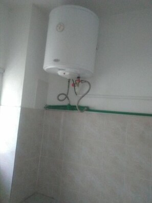 Shower, towels, soap, shampoo - RESIDENCE BELLE VUE PALMERAIE (ABIDJAN)