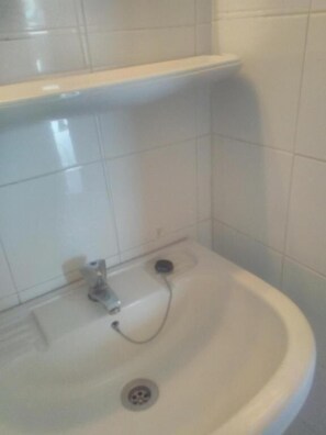 Shower, towels, soap, shampoo - RESIDENCE BELLE VUE PALMERAIE (ABIDJAN)
