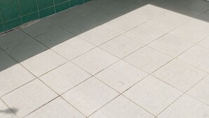 A tiled floor with a green wall and a door. - RESIDENCE BELLE VUE PALMERAIE (ABIDJAN)