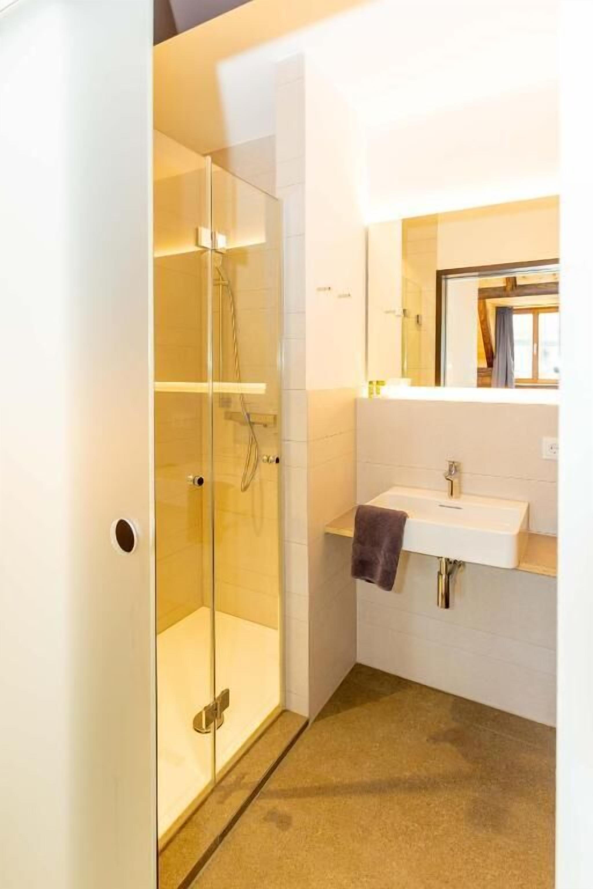 Doppelzimmer, eigenes Bad | Badezimmer | Dusche, Haartrockner, Seife, Shampoo