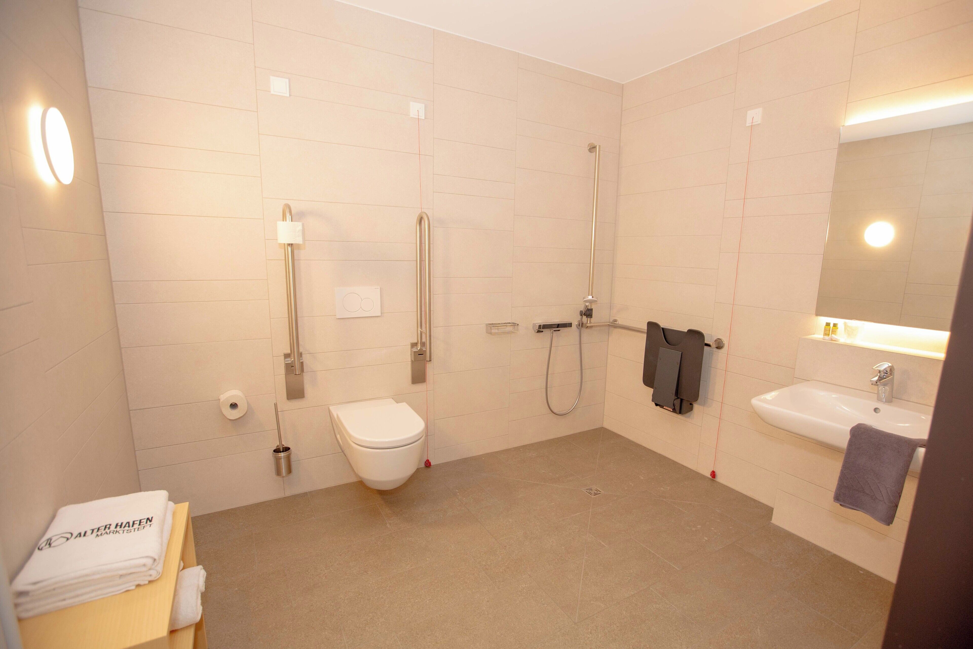 Doppelzimmer, barrierefrei | Badezimmer | Dusche, Haartrockner, Seife, Shampoo