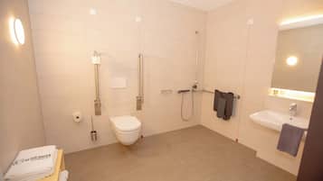 Doppelzimmer, barrierefrei | Badezimmer | Dusche, Haartrockner, Seife, Shampoo