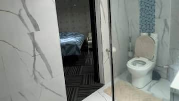 Ducha, secador de pelo, toallas, papel higiénico