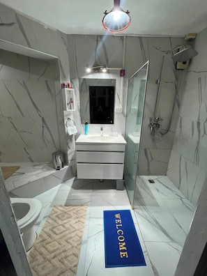 Dusche, Haartrockner, Handtücher, Toilettenpapier