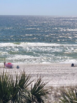 Ein Strand mit Wellen und blauem Himmel.