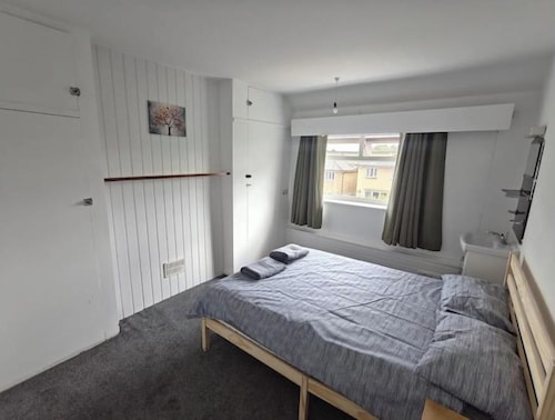 Entire 3-bed home with parking near uni & hospital