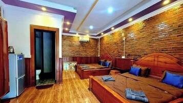Habitación doble de lujo, balcón, vista a la montaña | Escritorio y wifi gratis