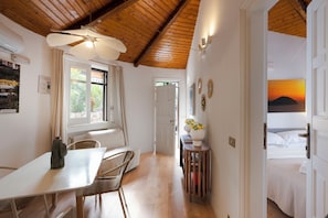 Bungalow Deluxe, vue sur la mer | Coffre-fort, rideaux d’obscurcissement, fer et planche à repasser