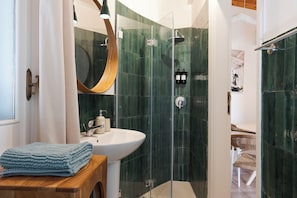 Bungalow, vue sur la mer | Salle de bain | Douche, articles de toilette (gratuits), séchoir à cheveux