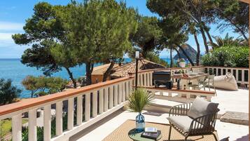 Standard Bungalow, Sea View | Outdoor dining