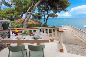 Bungalow, vue sur la mer | Restauration en plein air