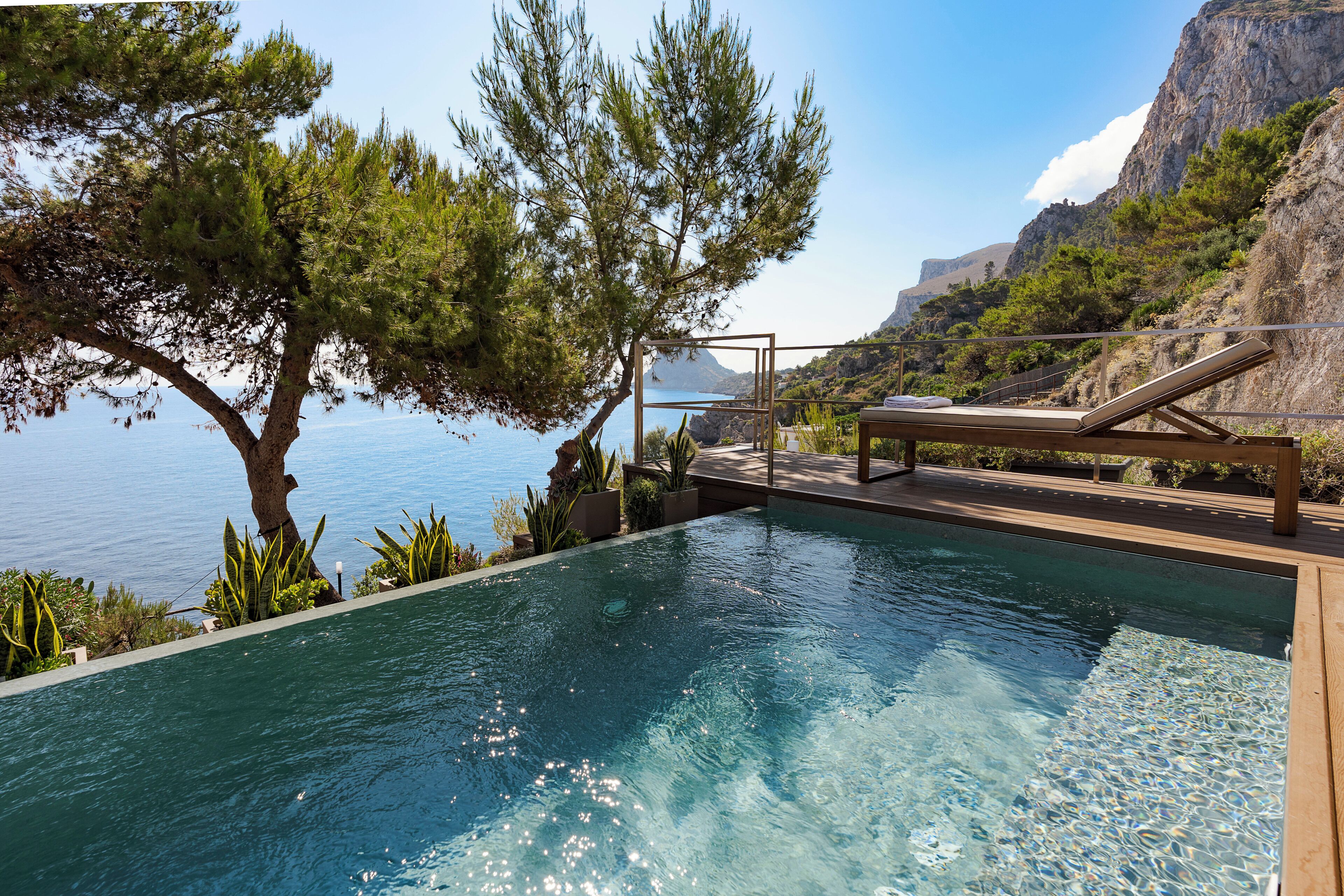 6 outdoor pools, pool umbrellas, sun loungers