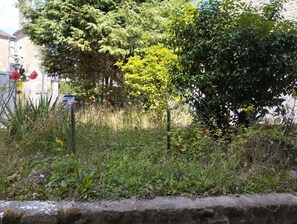 Property grounds - A 5-minute drive from the Château de Flers, a family-friendly townhouse with a garden. (Flers)