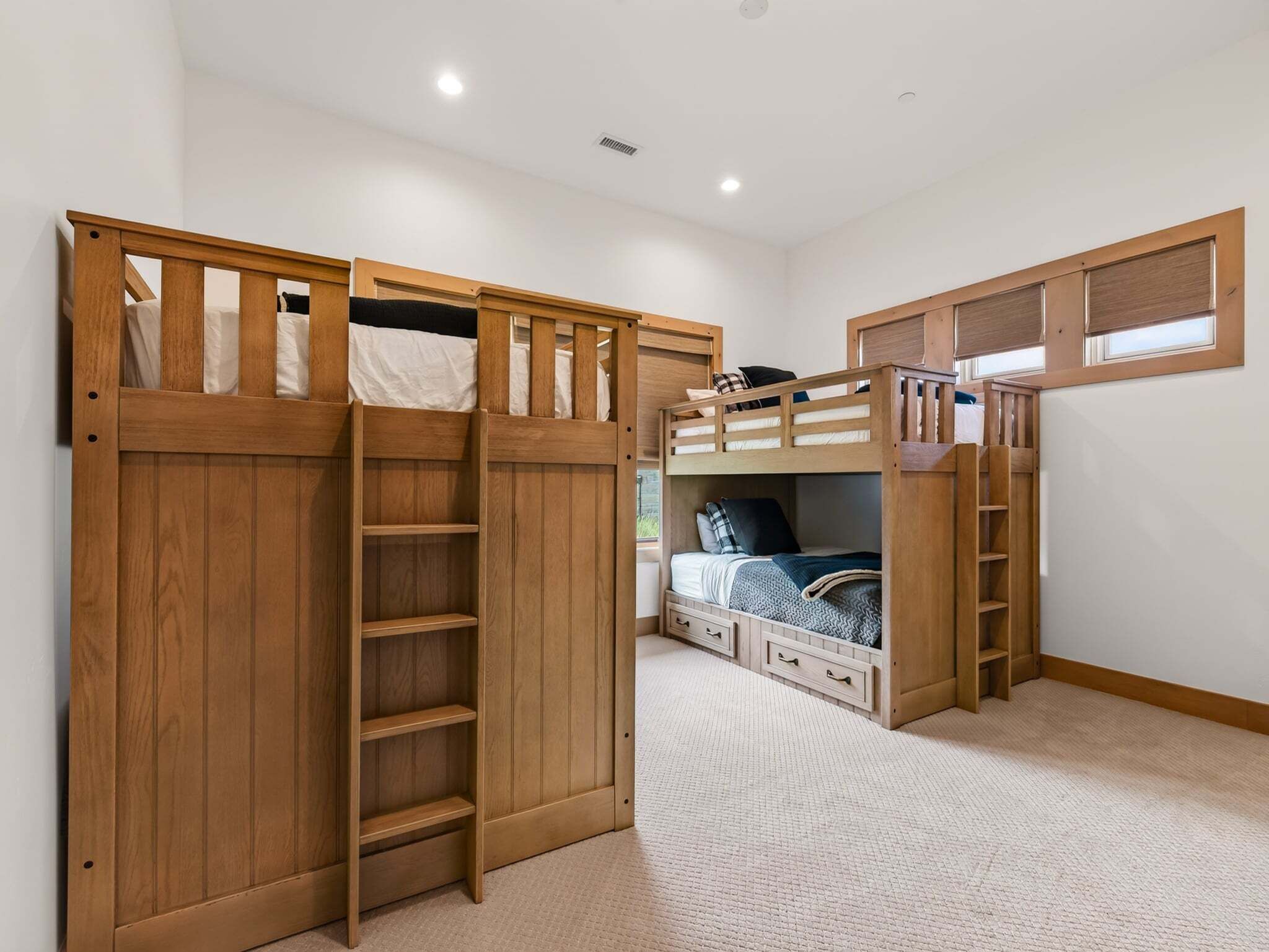 3 bedrooms, iron/ironing board, internet, bed sheets